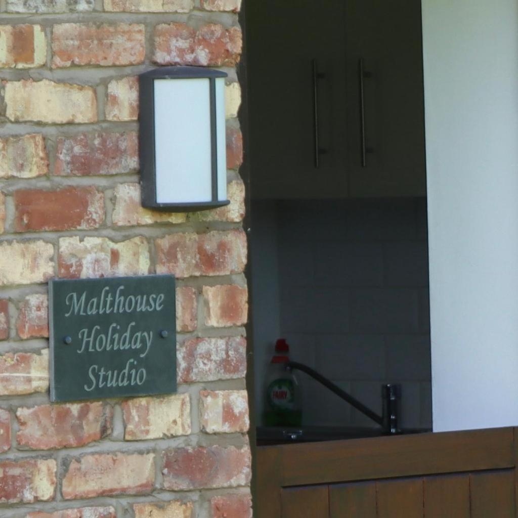 Malthouse Farm Cottage Studio Dilhorne ภายนอก รูปภาพ